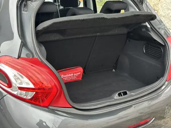 Peugeot 208 2015 - 7990 EUR, 73000 km - AUTO.MOTO.pt - 73000km - foto 48 de 51