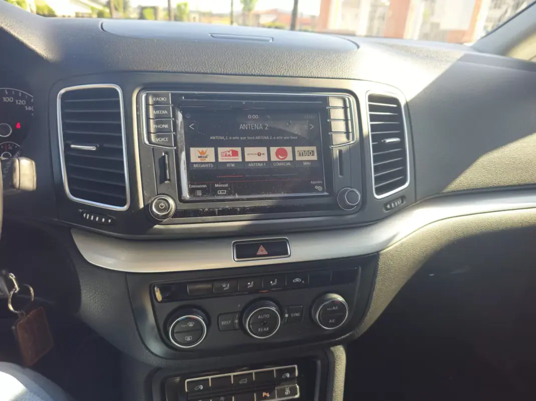 Volkswagen Sharan 2016 - 21500 EUR, 111800 km - AUTO.MOTO.pt - 111800km - foto 8 de 15