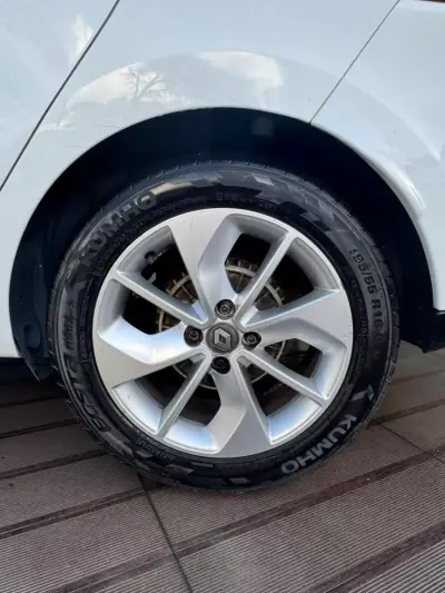 Renault Clio Sport Tourer 2016 - 8900 EUR, 219000 km - AUTO.MOTO.pt - 219000km - foto 4 de 7