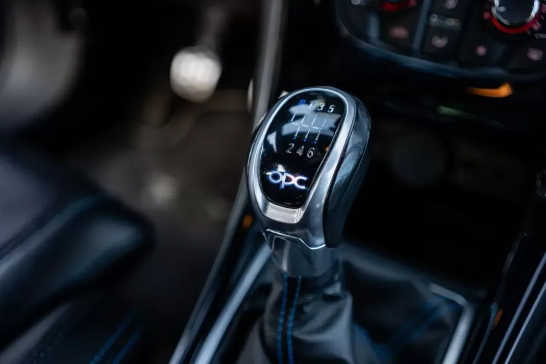 Opel Astra GTC 2013 - 23500 EUR, 109000 km - AUTO.MOTO.pt - 109000km - foto 39 de 47