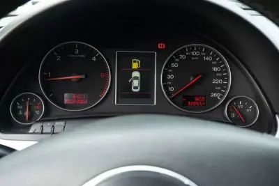 Audi A4 2003 - 6900 EUR, 328500 km - AUTO.MOTO.pt - 328500km - foto 8 de 24