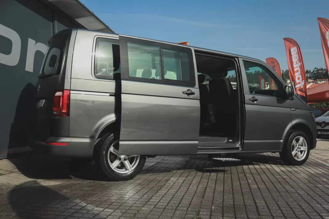 Volkswagen Transporter 2019 - 26950 EUR, 201710 km - AUTO.MOTO.pt - 201710km - foto 17 de 25