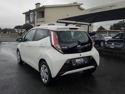 Toyota Aygo 2018 - 9990 EUR, 90000 km - AUTO.MOTO.pt - 90000km - foto 8 de 28