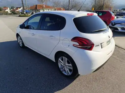 Peugeot 208 2017 - 11500 EUR, 81000 km - AUTO.MOTO.pt - 81000km - foto 3 de 24