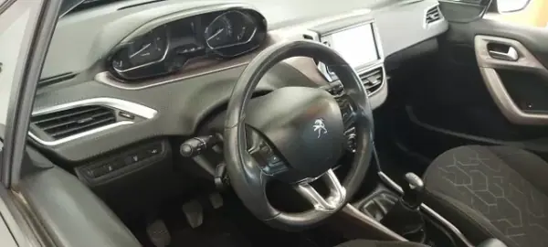 Peugeot 2008 2015 - 11850 EUR, 112000 km - AUTO.MOTO.pt - 112000km - foto 6 de 9