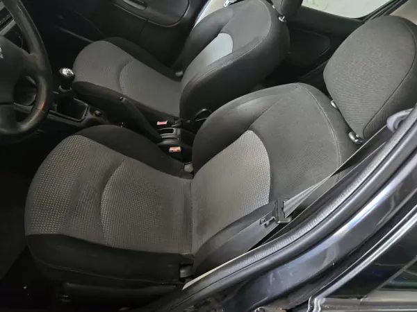 Peugeot 206 2004 - 1800 EUR, 276500 km - AUTO.MOTO.pt - 276500km - foto 10 de 18