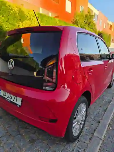 Volkswagen Up! 2018 - 8950 EUR, 81737 km - AUTO.MOTO.pt - 81737km - foto 6 de 15