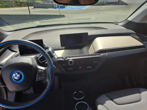 BMW i3 2019 - 28500 EUR, 89000 km - AUTO.MOTO.pt - 89000km - foto 11 de 45