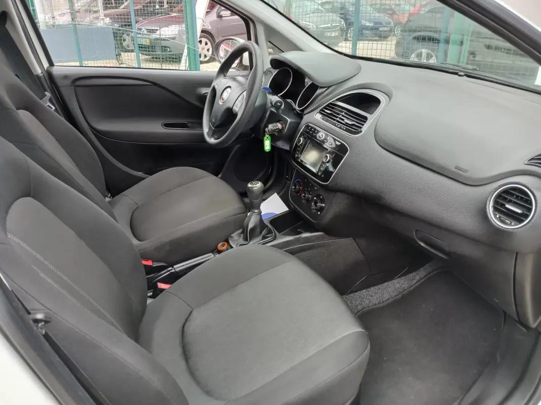 Fiat Punto 2016 - 7150 EUR, 156334 km - AUTO.MOTO.pt - 156334km - foto 21 de 24