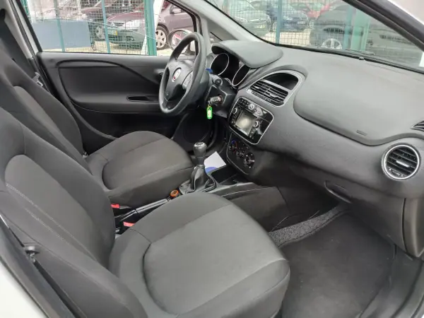 Fiat Punto 2016 - 6850 EUR, 156334 km - AUTO.MOTO.pt - 156334km - foto 21 de 24