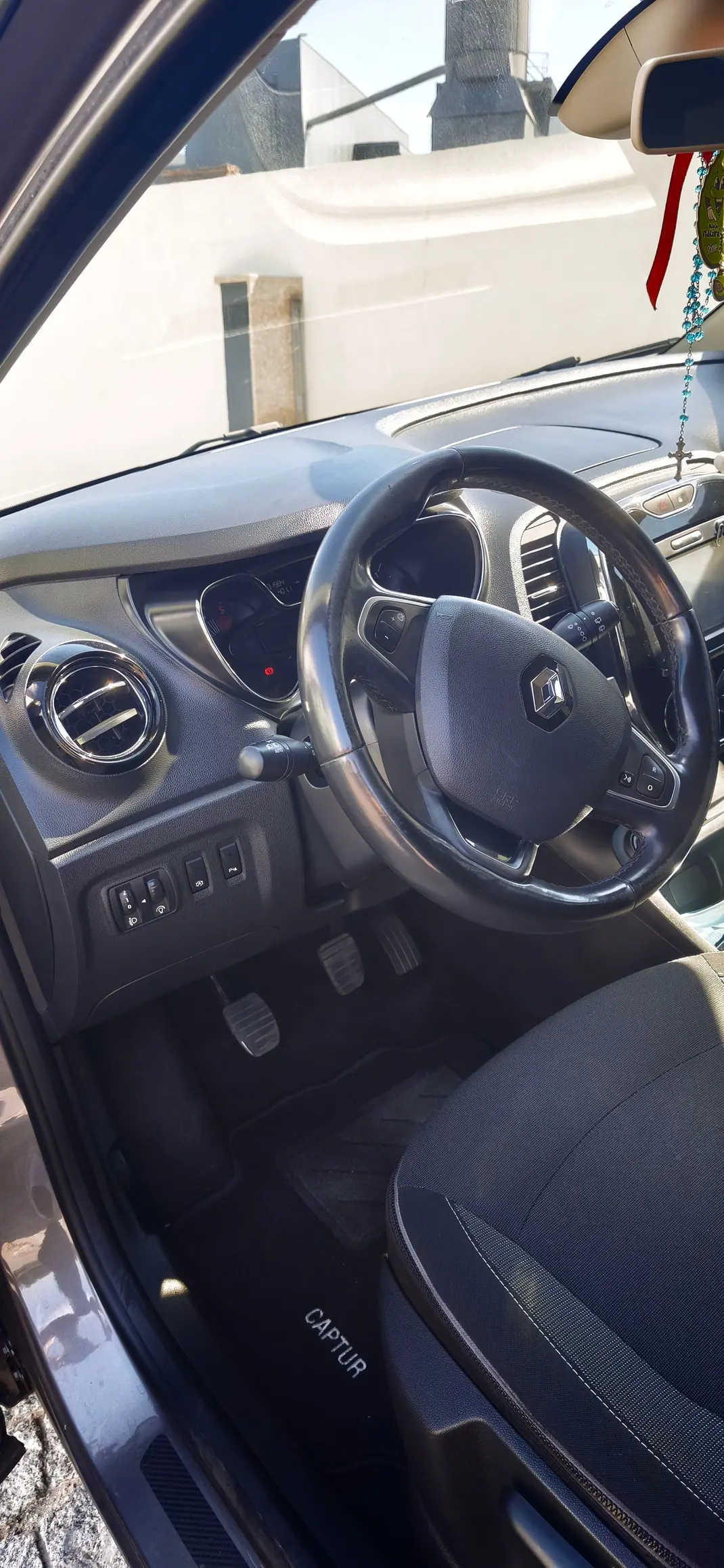 Renault Captur 2016 - 11500 EUR, 134000 km - 134000km - foto 4 de 7