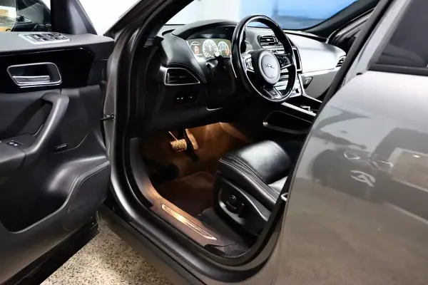 Jaguar F-Pace 2018 - 33900 EUR, 70000 km - AUTO.MOTO.pt - 70000km - foto 38 de 39
