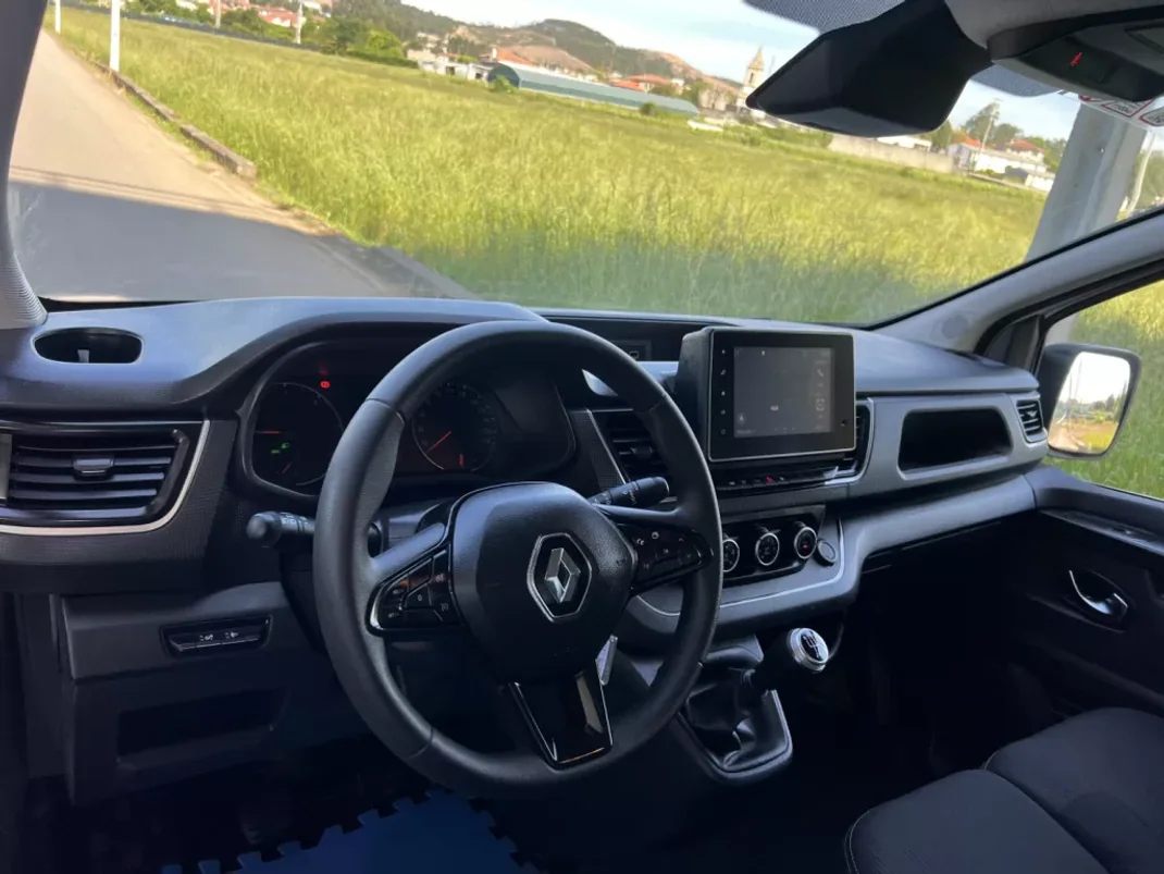 Renault TRAFIC 2.0 BlueDci L2H1 Longa Grand Confort 130 cv GPS 2022 - 21350 EUR, 46000 km - AUTO.MOTO.pt - 46000km - foto 28 de 34