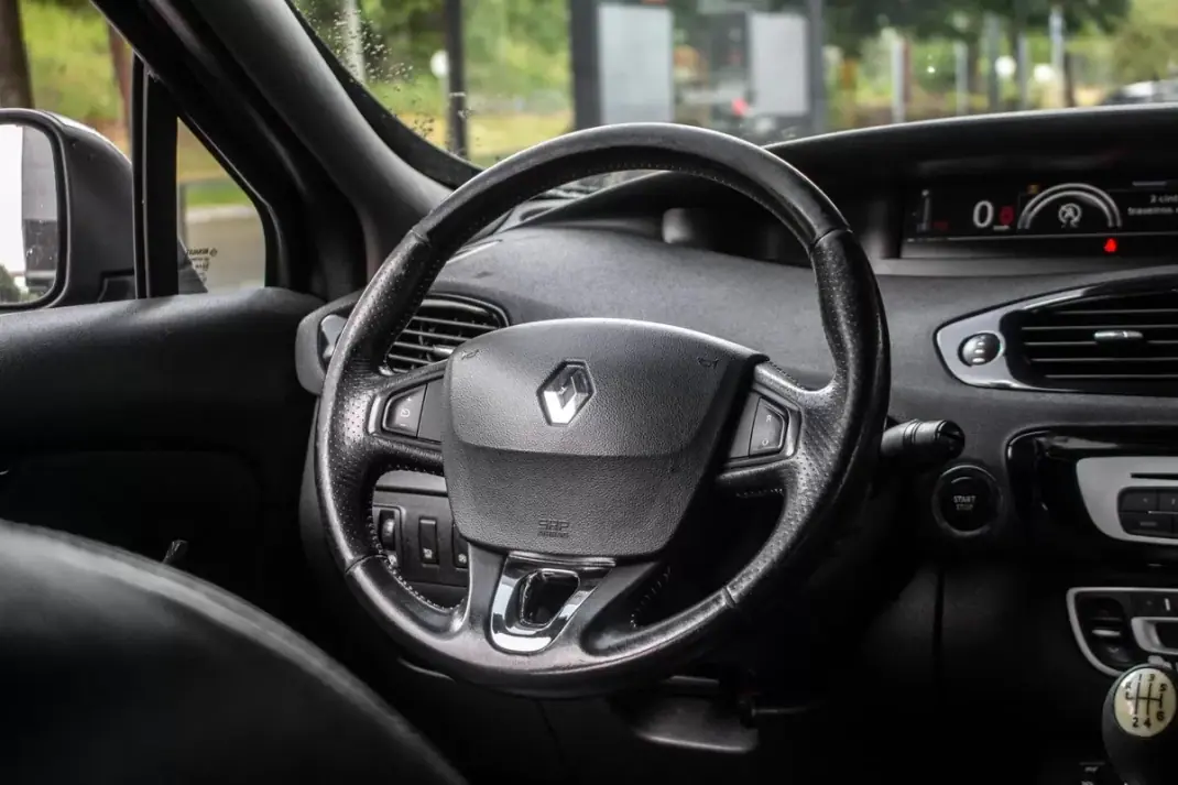 Renault Grand Scénic 2015 - 8990 EUR, 282413 km - AUTO.MOTO.pt - 282413km - foto 35 de 43