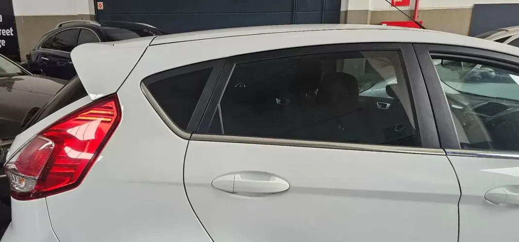 Ford Fiesta 2015 - 6990 EUR, 185000 km - AUTO.MOTO.pt - 185000km - foto 9 de 17