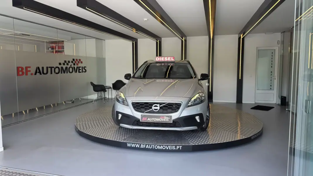 Volvo V40 Cross Country 2013 - 9900 EUR, 239930 km - AUTO.MOTO.pt - 239930km - foto 12 de 55