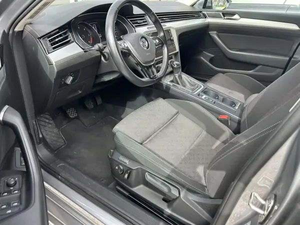 Volkswagen Passat Variant 2018 - 17900 EUR, 143500 km - AUTO.MOTO.pt - 143500km - foto 5 de 20