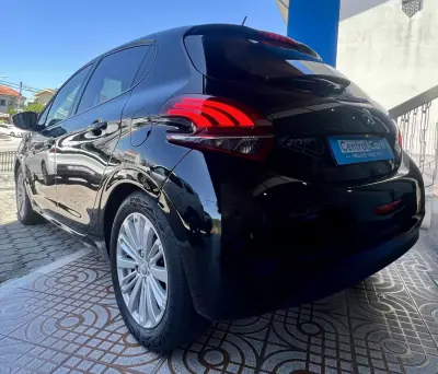 Peugeot 208 2017 - 9950 EUR, 147000 km - AUTO.MOTO.pt - 147000km - foto 8 de 24