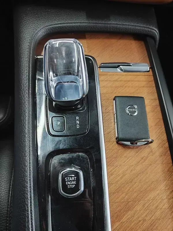 Volvo XC 90 2021 - 49950 EUR, 70500 km - AUTO.MOTO.pt - 70500km - foto 38 de 41