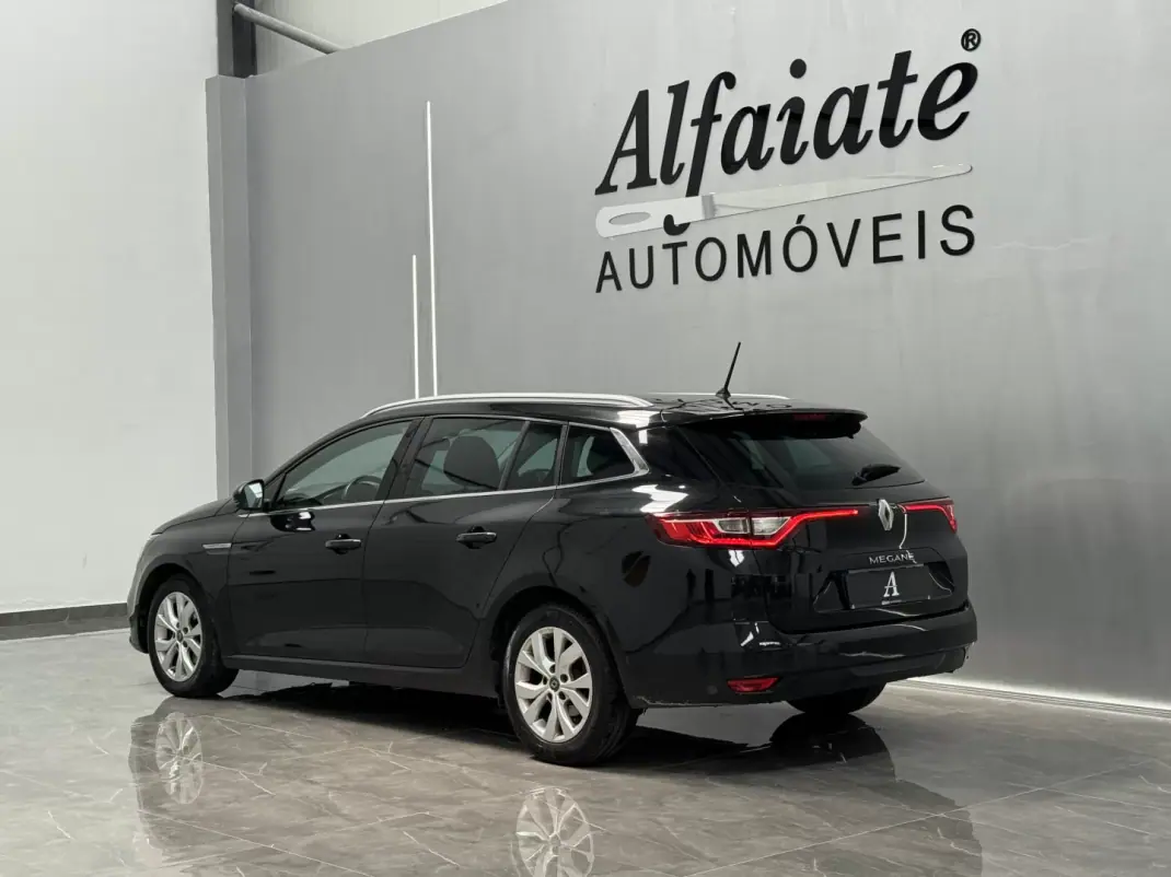 Renault Mégane Sport Tourer 2020 - 15990 EUR, 80000 km - AUTO.MOTO.pt - 80000km - foto 4 de 26