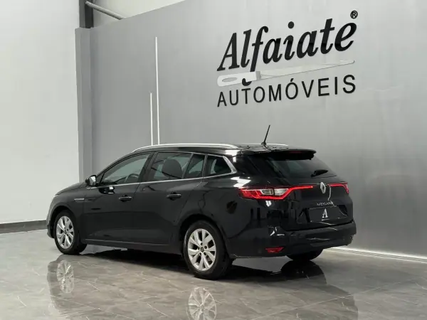 Renault Mégane Sport Tourer 2020 - 15990 EUR, 80000 km - AUTO.MOTO.pt - 80000km - foto 4 de 26