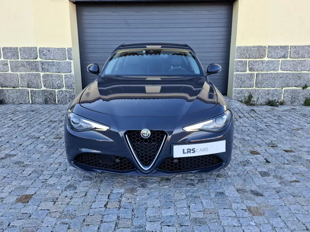 Alfa Romeo Giulia 2018 - 19990 EUR, 123965 km - AUTO.MOTO.pt - 123965km - foto 1 de 17