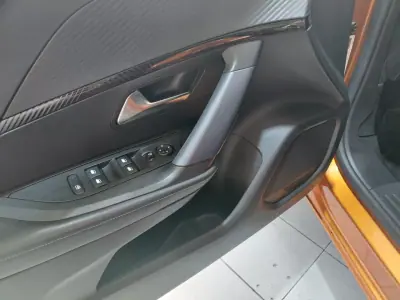 Peugeot e-2008 2020 - 16800 EUR, 98000 km - AUTO.MOTO.pt - 98000km - foto 11 de 23