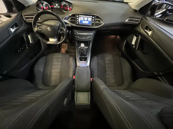 Peugeot 308 SW 2016 - 10990 EUR, 160000 km - AUTO.MOTO.pt - 160000km - foto 11 de 42