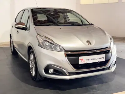 Peugeot 208 2018 - 9500 EUR, 95379 km - AUTO.MOTO.pt - 95379km - foto 3 de 22