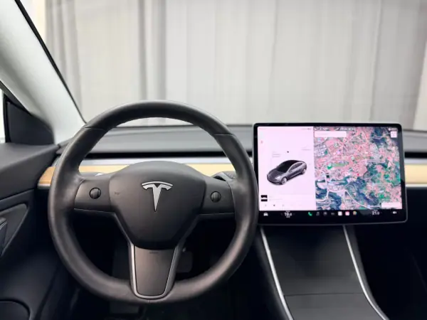 Tesla Model 3 2020 - 24500 EUR, 110500 km - AUTO.MOTO.pt - 110500km - foto 16 de 18