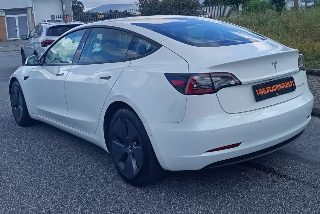 Tesla Model 3 2021 - 26990 EUR, 107700 km - AUTO.MOTO.pt - 107700km - foto 5 de 16