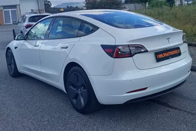 Tesla Model 3 2021 - 26990 EUR, 107700 km - AUTO.MOTO.pt - 107700km - foto 5 de 16
