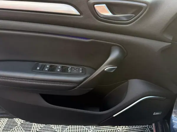 Renault Mégane Sport Tourer 2019 - 15500 EUR, 156000 km - AUTO.MOTO.pt - 156000km - foto 6 de 14