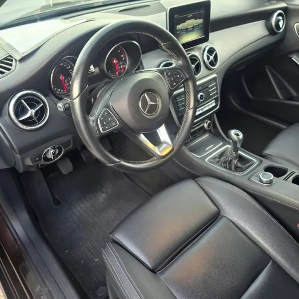 Mercedes-Benz CLA 180 2017 - 18950 EUR, 184855 km - AUTO.MOTO.pt - 184855km - foto 12 de 24