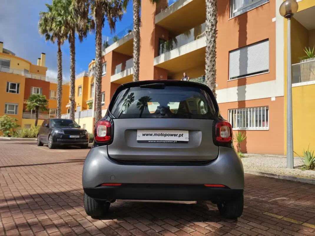 Smart Fortwo Cabrio 2017 - 7950 EUR, 165000 km - AUTO.MOTO.pt - 165000km - foto 3 de 5