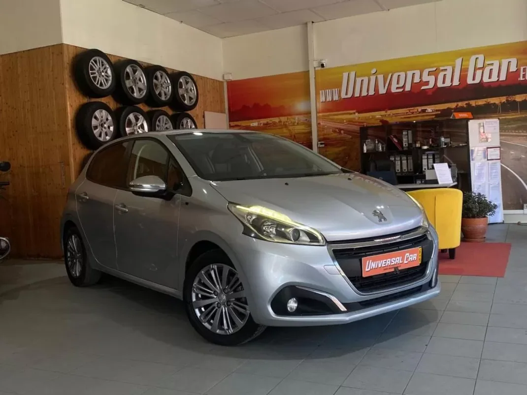 Peugeot 208 2016 - 10900 EUR, 139000 km - AUTO.MOTO.pt - 139000km - foto 1 de 17
