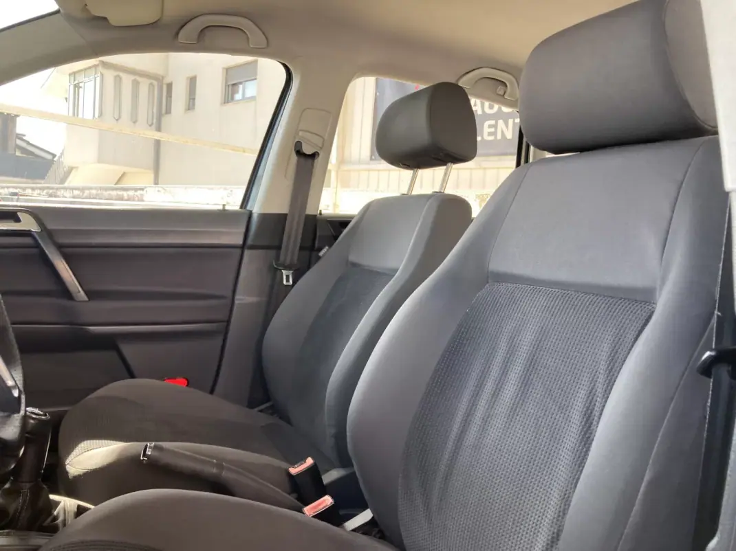 Volkswagen Polo 2007 - 3000 EUR, 190000 km - AUTO.MOTO.pt - 190000km - foto 8 de 12