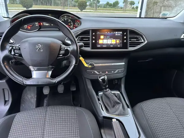 Peugeot 308 2020 - 15500 EUR, 73870 km - AUTO.MOTO.pt - 73870km - foto 8 de 17