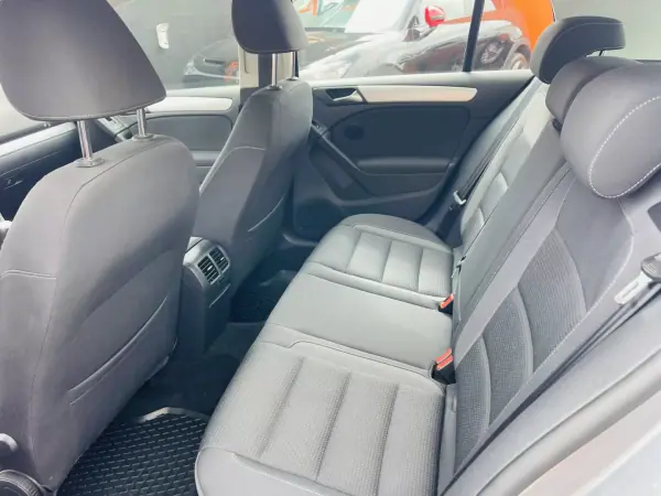 Volkswagen Golf 2012 - 13950 EUR, 32933 km - AUTO.MOTO.pt - 32933km - foto 9 de 12