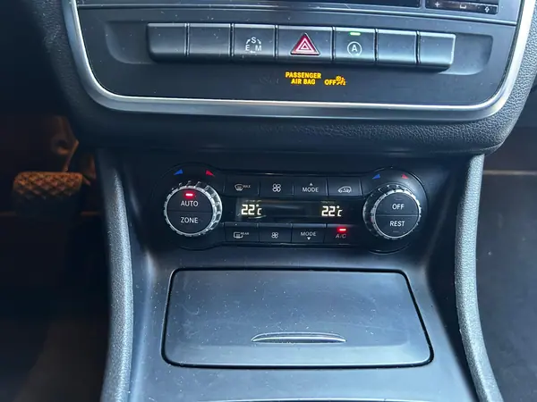 Mercedes-Benz GLA 180 2015 - 16950 EUR, 235000 km - AUTO.MOTO.pt - 235000km - foto 11 de 15