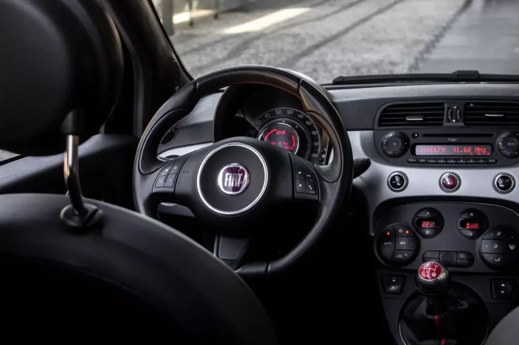 Fiat 500C 2014 - 10990 EUR, 97442 km - AUTO.MOTO.pt - 97442km - foto 33 de 33