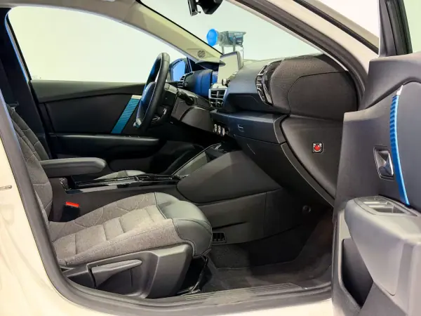 Citroën e-C4 2022 - 19950 EUR, 35000 km - AUTO.MOTO.pt - 35000km - foto 11 de 30