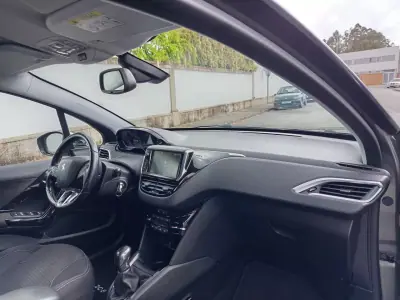 Peugeot 208 2018 - 8490 EUR, 187200 km - AUTO.MOTO.pt - 187200km - foto 13 de 17