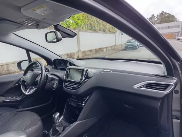 Peugeot 208 2018 - 8490 EUR, 187200 km - AUTO.MOTO.pt - 187200km - foto 13 de 17
