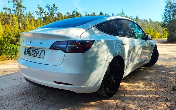 Tesla Model 3 2020 - 22900 EUR, 111000 km - AUTO.MOTO.pt - 111000km - foto 3 de 14