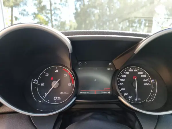 Alfa Romeo Giulia 2018 - 26900 EUR, 97500 km - AUTO.MOTO.pt - 97500km - foto 7 de 13