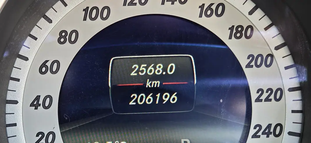 Mercedes-Benz E 250 2015 - 23600 EUR, 206000 km - AUTO.MOTO.pt - 206000km - foto 19 de 20