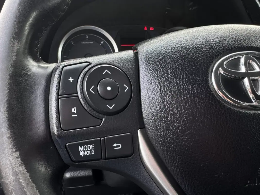 Toyota Auris 2014 - 10990 EUR, 224000 km - AUTO.MOTO.pt - 224000km - foto 16 de 27