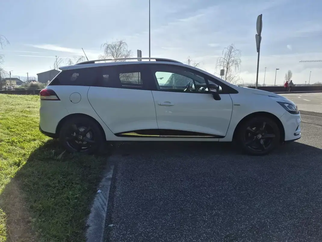 Renault Clio Sport Tourer 2018 - 11250 EUR, 87756 km - AUTO.MOTO.pt - 87756km - foto 5 de 30