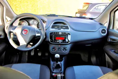 Fiat Punto 2015 - 7300 EUR, 165000 km - AUTO.MOTO.pt - 165000km - foto 16 de 20